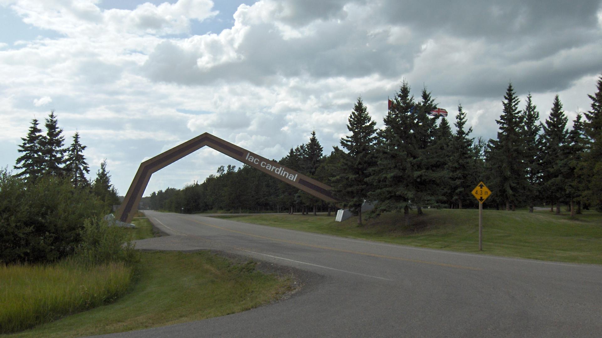 Entrance to Lac Cardinal park. There is an arch with the words "Lac Cardinal" on it.